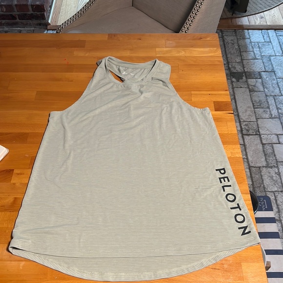 Large sage peloton woman’s workout tank top with twist back - Picture 1 of 5